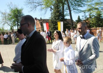 Uroczystość I Komunii Świętej w Kobiernie. 41 dzieci przyjęło sakrament