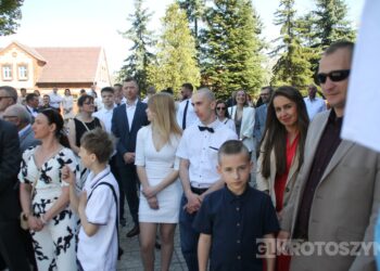 Uroczystość I Komunii Świętej w Kobiernie. 41 dzieci przyjęło sakrament