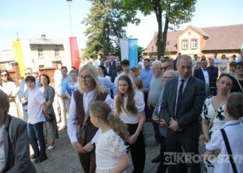 Uroczystość I Komunii Świętej w Kobiernie. 41 dzieci przyjęło sakrament
