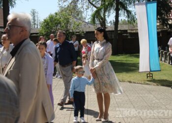 Uroczystość I Komunii Świętej w Kobiernie. 41 dzieci przyjęło sakrament