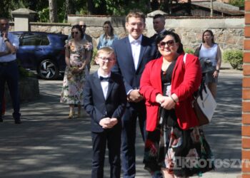 Uroczystość I Komunii Świętej w Kobiernie. 41 dzieci przyjęło sakrament