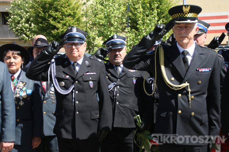 Uroczystości, msza i hołd pod pomnikiem z okazji 235. rocznicy uchwalenia Konstytucji 3 Maja