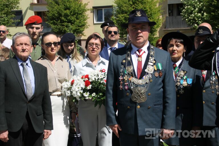 Uroczystości, msza i hołd pod pomnikiem z okazji 235. rocznicy uchwalenia Konstytucji 3 Maja