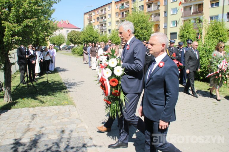 Uroczystości, msza i hołd pod pomnikiem z okazji 235. rocznicy uchwalenia Konstytucji 3 Maja