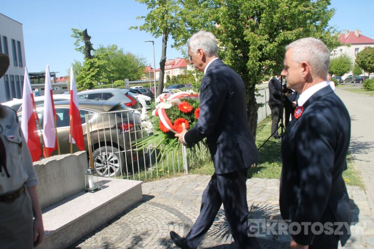 Uroczystości, msza i hołd pod pomnikiem z okazji 235. rocznicy uchwalenia Konstytucji 3 Maja