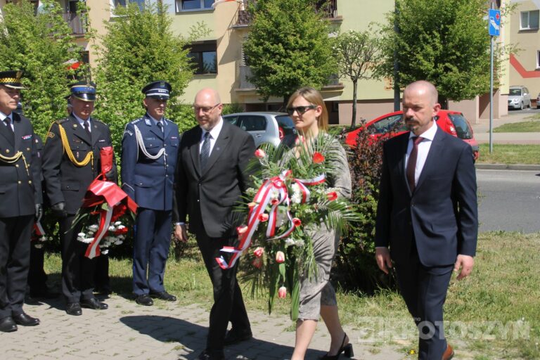 Uroczystości, msza i hołd pod pomnikiem z okazji 235. rocznicy uchwalenia Konstytucji 3 Maja