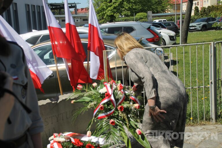 Uroczystości, msza i hołd pod pomnikiem z okazji 235. rocznicy uchwalenia Konstytucji 3 Maja