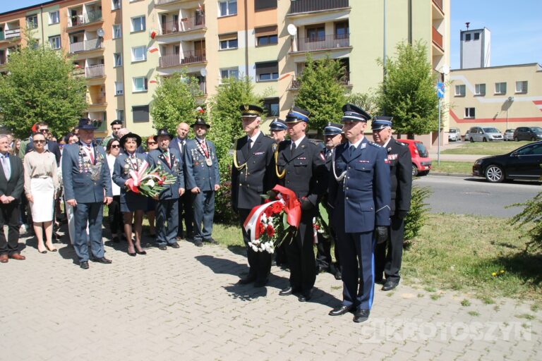 Uroczystości, msza i hołd pod pomnikiem z okazji 235. rocznicy uchwalenia Konstytucji 3 Maja