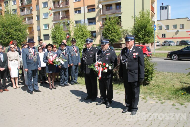 Uroczystości, msza i hołd pod pomnikiem z okazji 235. rocznicy uchwalenia Konstytucji 3 Maja