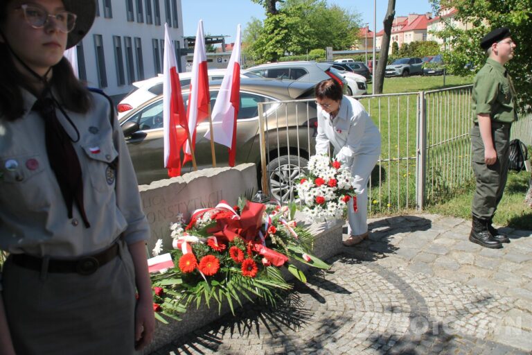 Uroczystości, msza i hołd pod pomnikiem z okazji 235. rocznicy uchwalenia Konstytucji 3 Maja