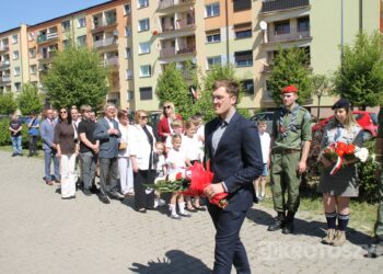 Uroczystości, msza i hołd pod pomnikiem z okazji 235. rocznicy uchwalenia Konstytucji 3 Maja