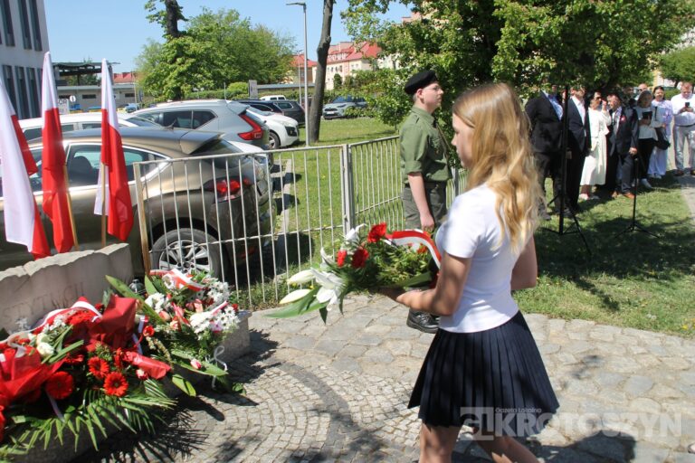 Uroczystości, msza i hołd pod pomnikiem z okazji 235. rocznicy uchwalenia Konstytucji 3 Maja