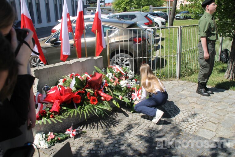 Uroczystości, msza i hołd pod pomnikiem z okazji 235. rocznicy uchwalenia Konstytucji 3 Maja