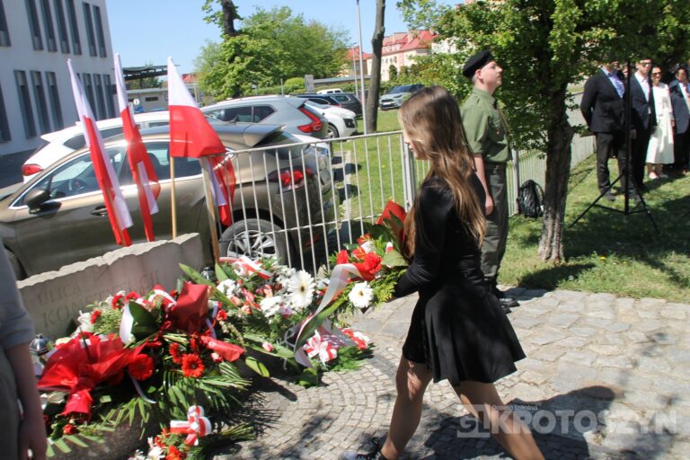 Uroczystości, msza i hołd pod pomnikiem z okazji 235. rocznicy uchwalenia Konstytucji 3 Maja