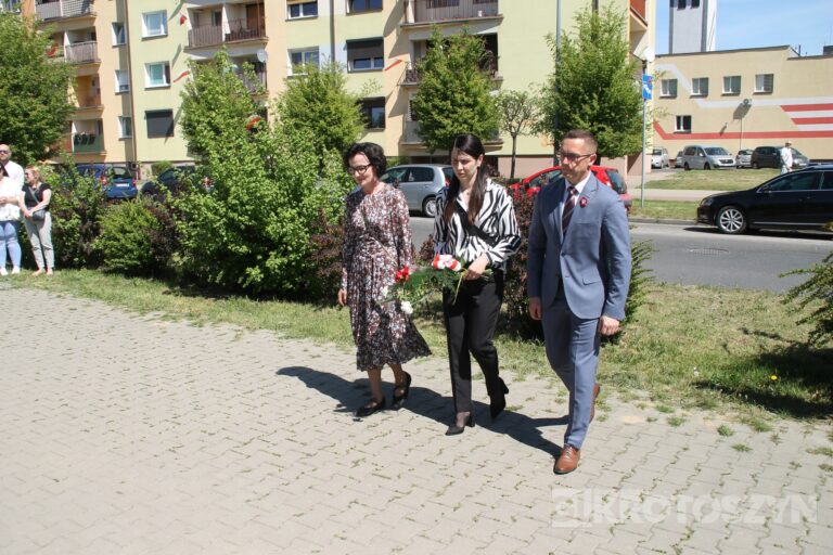 Uroczystości, msza i hołd pod pomnikiem z okazji 235. rocznicy uchwalenia Konstytucji 3 Maja