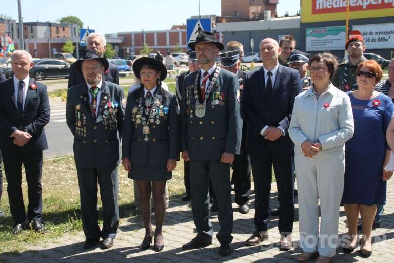 Uroczystości, msza i hołd pod pomnikiem z okazji 235. rocznicy uchwalenia Konstytucji 3 Maja