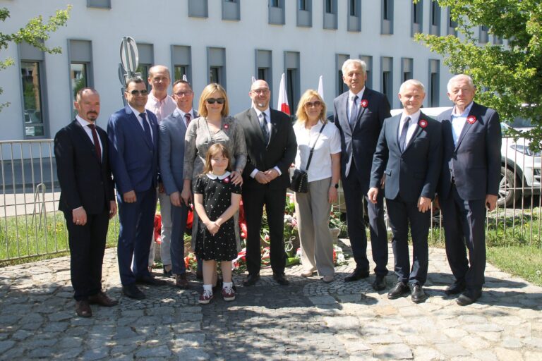 Uroczystości, msza i hołd pod pomnikiem z okazji 235. rocznicy uchwalenia Konstytucji 3 Maja