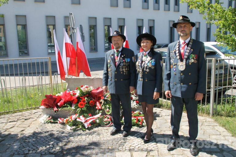 Uroczystości, msza i hołd pod pomnikiem z okazji 235. rocznicy uchwalenia Konstytucji 3 Maja