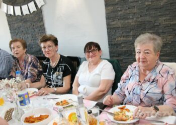 Świętowali do późnego popołudnia! Seniorzy opanowali Ministerstwo Kotleta