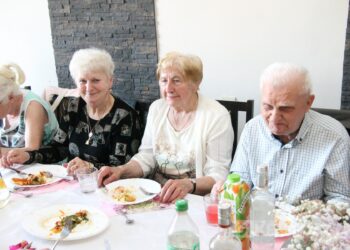 Świętowali do późnego popołudnia! Seniorzy opanowali Ministerstwo Kotleta