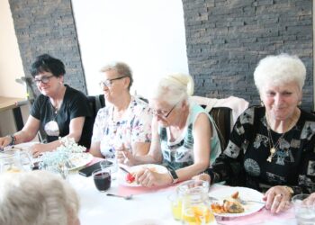 Świętowali do późnego popołudnia! Seniorzy opanowali Ministerstwo Kotleta