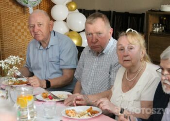 Świętowali do późnego popołudnia! Seniorzy opanowali Ministerstwo Kotleta