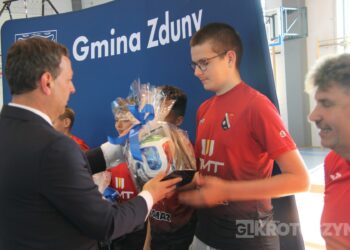 Sportowe święto w Zdunach! Burmistrz nagrodził najlepszych zawodników i trenerów