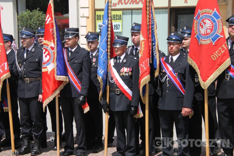 Strażacy świętowali w Krotoszynie. Były odznaczenia, awanse i widowiskowy piknik ratowniczy