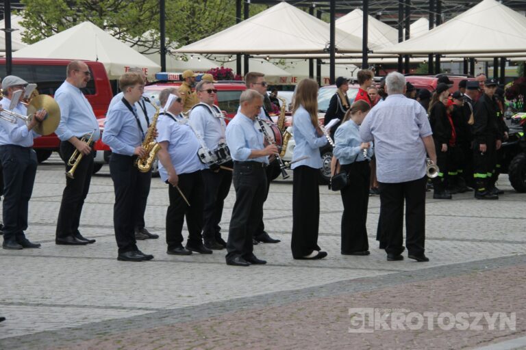 Strażacy świętowali w Krotoszynie. Były odznaczenia, awanse i widowiskowy piknik ratowniczy