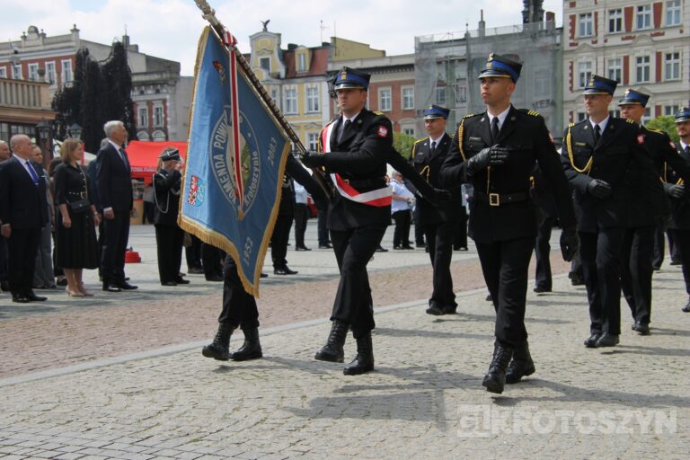 Strażacy świętowali w Krotoszynie. Były odznaczenia, awanse i widowiskowy piknik ratowniczy