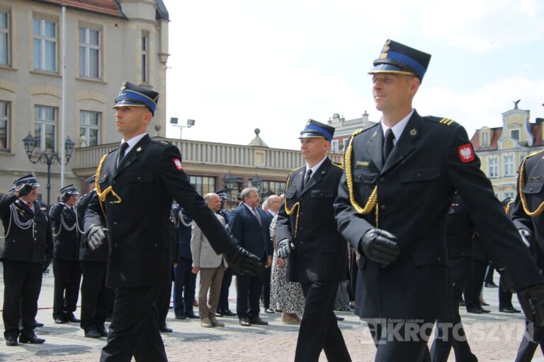 Strażacy świętowali w Krotoszynie. Były odznaczenia, awanse i widowiskowy piknik ratowniczy