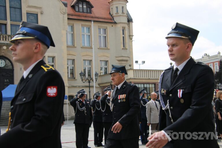 Strażacy świętowali w Krotoszynie. Były odznaczenia, awanse i widowiskowy piknik ratowniczy