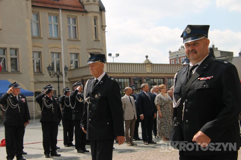 Strażacy świętowali w Krotoszynie. Były odznaczenia, awanse i widowiskowy piknik ratowniczy