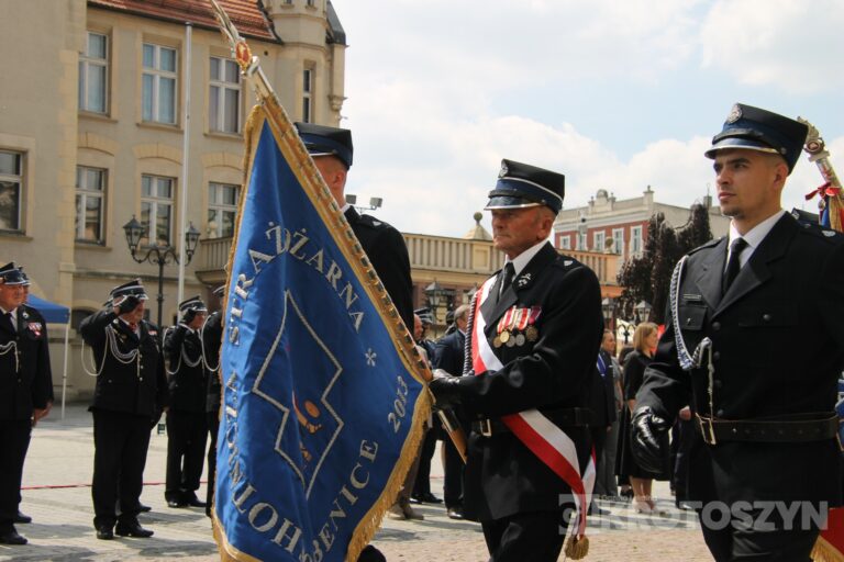 Strażacy świętowali w Krotoszynie. Były odznaczenia, awanse i widowiskowy piknik ratowniczy