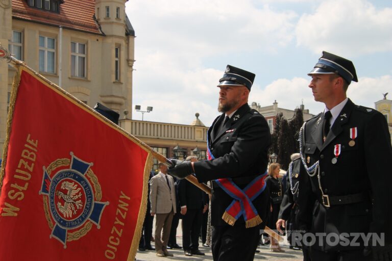 Strażacy świętowali w Krotoszynie. Były odznaczenia, awanse i widowiskowy piknik ratowniczy