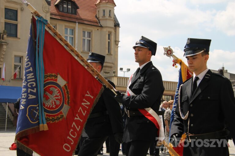 Strażacy świętowali w Krotoszynie. Były odznaczenia, awanse i widowiskowy piknik ratowniczy