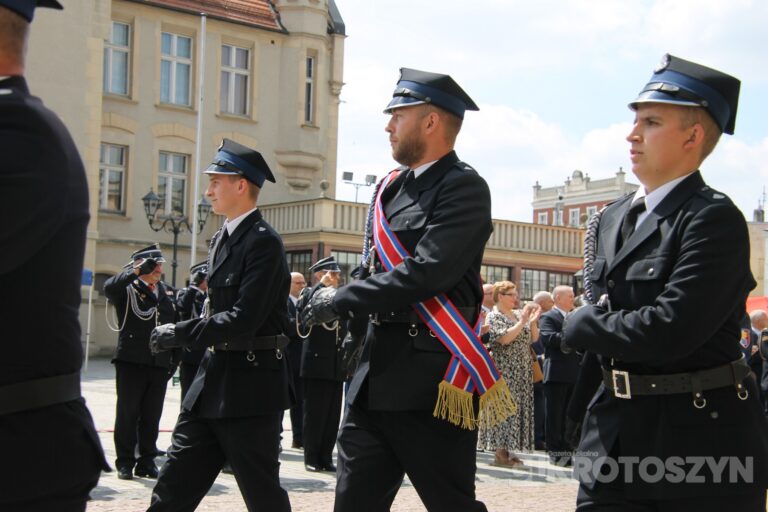 Strażacy świętowali w Krotoszynie. Były odznaczenia, awanse i widowiskowy piknik ratowniczy