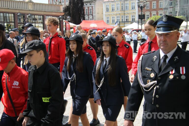 Strażacy świętowali w Krotoszynie. Były odznaczenia, awanse i widowiskowy piknik ratowniczy