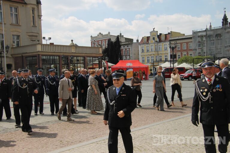 Strażacy świętowali w Krotoszynie. Były odznaczenia, awanse i widowiskowy piknik ratowniczy