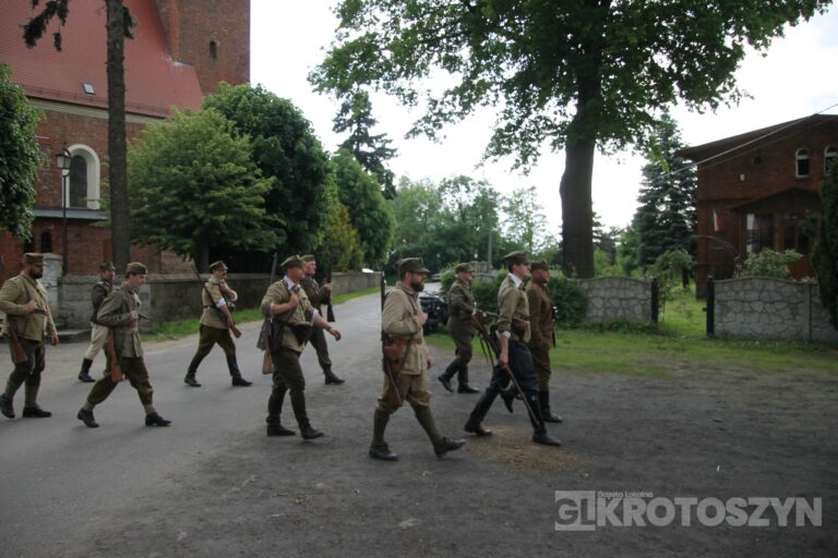Huk wystrzałów i żywa historia w Benicach. „Wehikuł Czasu” znów przyciągnął tłumy