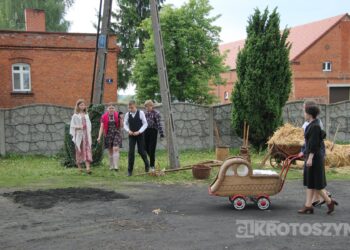 Huk wystrzałów i żywa historia w Benicach. „Wehikuł Czasu” znów przyciągnął tłumy