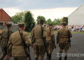Huk wystrzałów i żywa historia w Benicach. „Wehikuł Czasu” znów przyciągnął tłumy