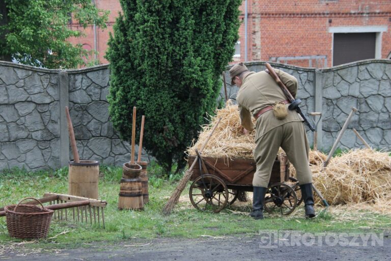 Huk wystrzałów i żywa historia w Benicach. „Wehikuł Czasu” znów przyciągnął tłumy