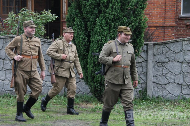 Huk wystrzałów i żywa historia w Benicach. „Wehikuł Czasu” znów przyciągnął tłumy