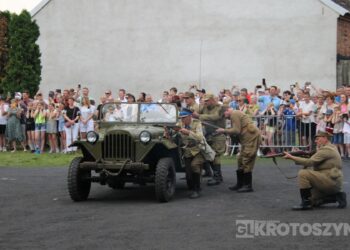 Huk wystrzałów i żywa historia w Benicach. „Wehikuł Czasu” znów przyciągnął tłumy