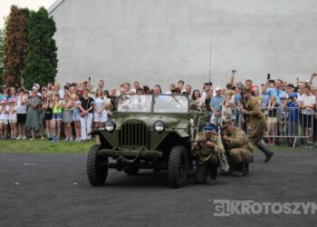 Huk wystrzałów i żywa historia w Benicach. „Wehikuł Czasu” znów przyciągnął tłumy