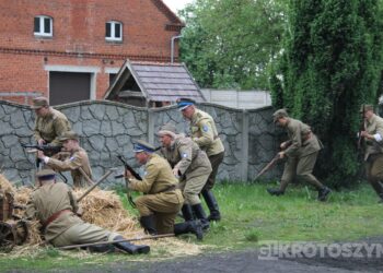 Huk wystrzałów i żywa historia w Benicach. „Wehikuł Czasu” znów przyciągnął tłumy