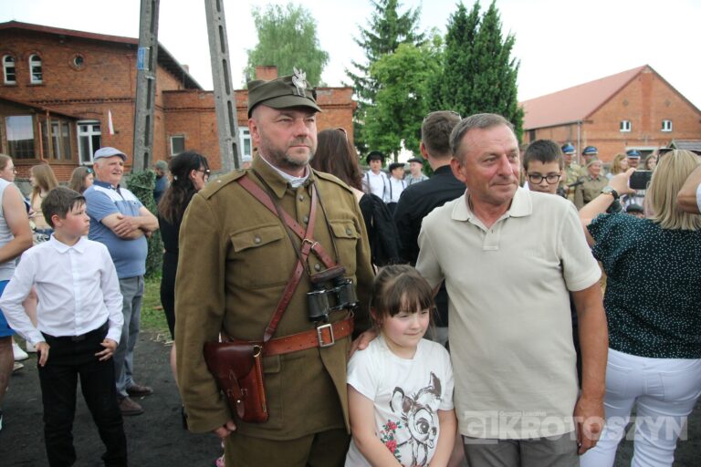 Huk wystrzałów i żywa historia w Benicach. „Wehikuł Czasu” znów przyciągnął tłumy