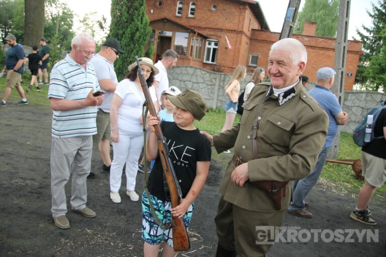 Huk wystrzałów i żywa historia w Benicach. „Wehikuł Czasu” znów przyciągnął tłumy