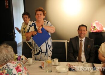 Seniorzy świętowali w Starej Kaflarni. Były kwiaty, muzyka i podziękowania z okazji Dnia Matki i Ojca